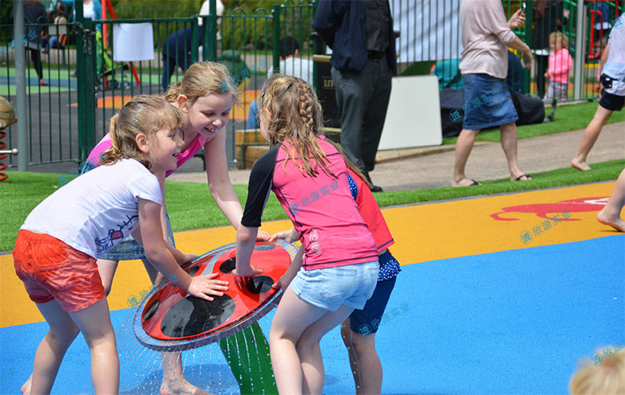 不明飛行物戲水小品